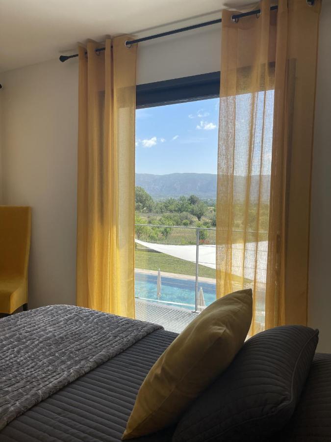 Bed and Breakfast Les Pins Du Luberon Coustellet Exterior foto