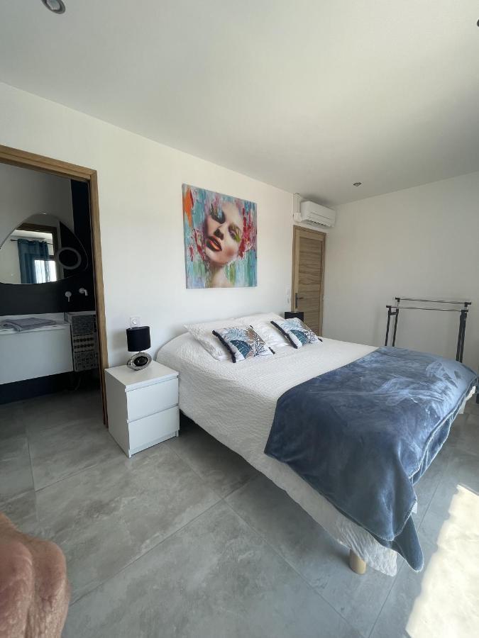 Bed and Breakfast Les Pins Du Luberon Coustellet Exterior foto